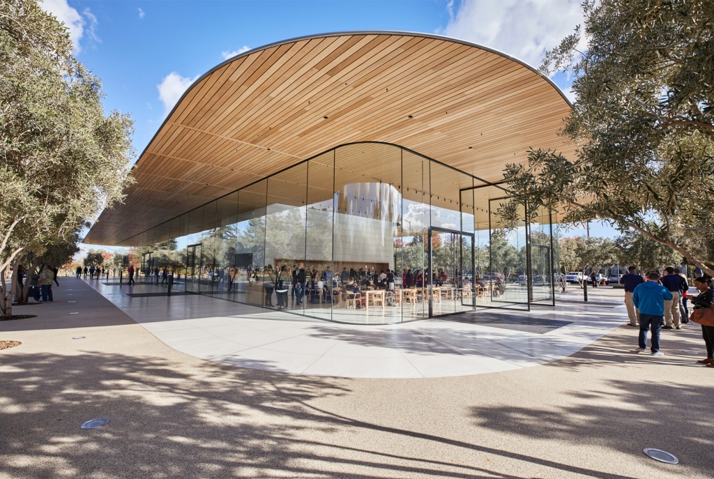 ApplePark_VisitorCenter_opening-entrance_20171117